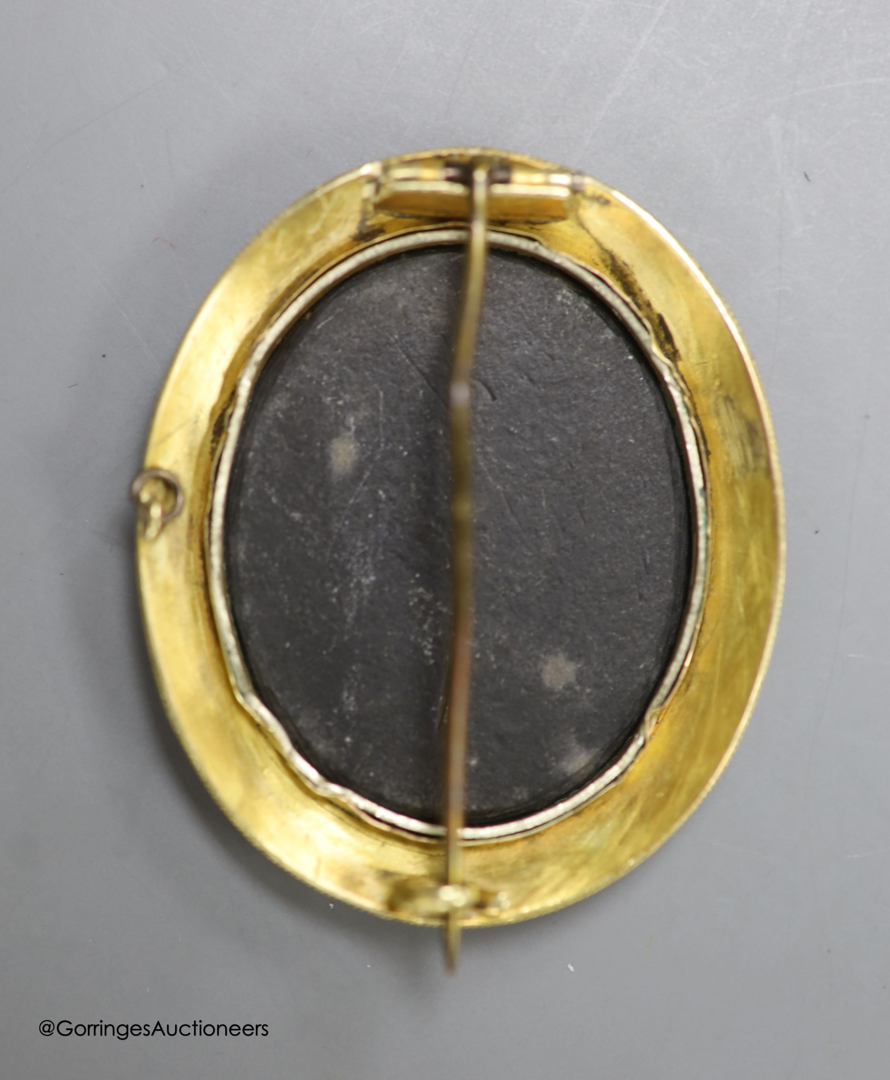 A cased Victorian yellow metal and pietra dura set oval brooch, with foliate motif, 45mm